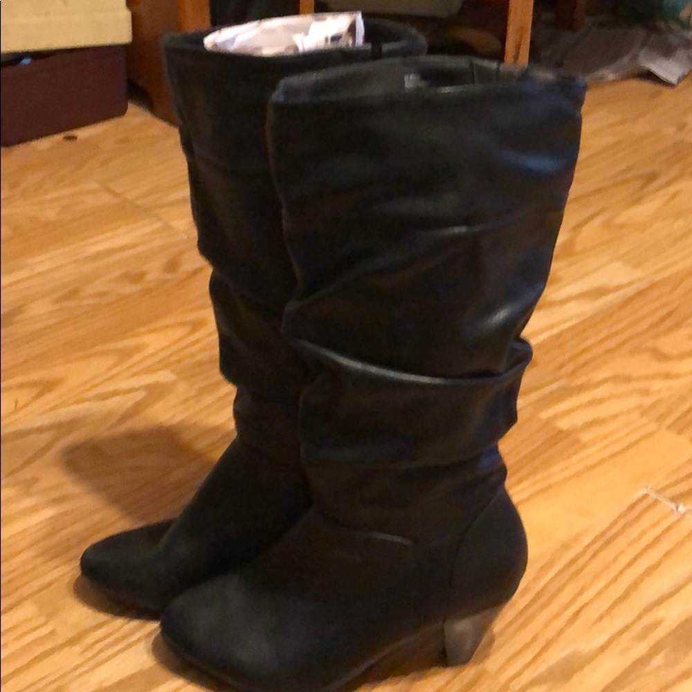 Black heeled boots